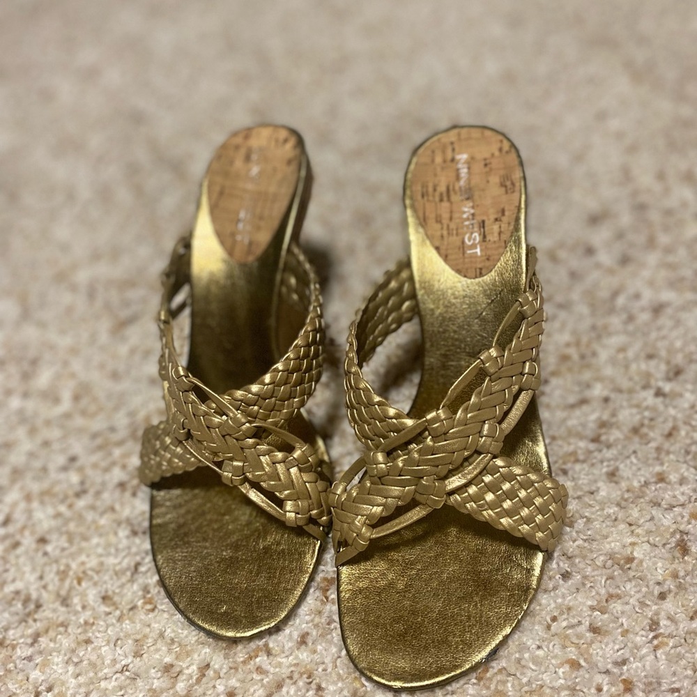 Nine West size 6 wedges in gold / bronze color